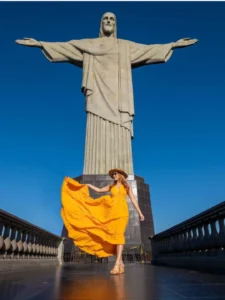 cristo-redentor-mulher-vestido-amarelo-rio-de-janeiro.webp