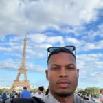 homem-tirando-selfie-torre-eiffel-paris-jpg.webp